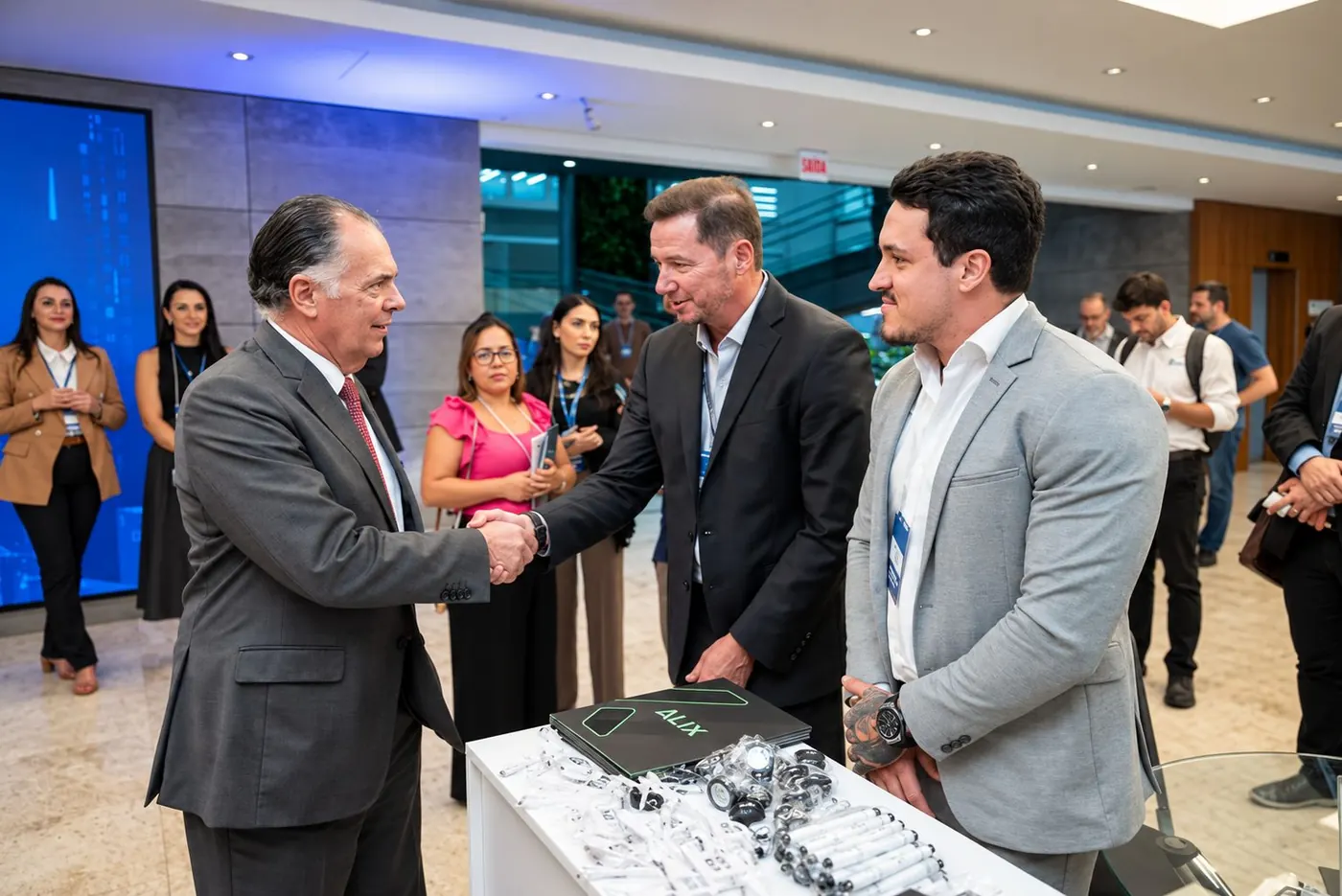 ALIX em evento corporativo: parceria selada com aperto de mão