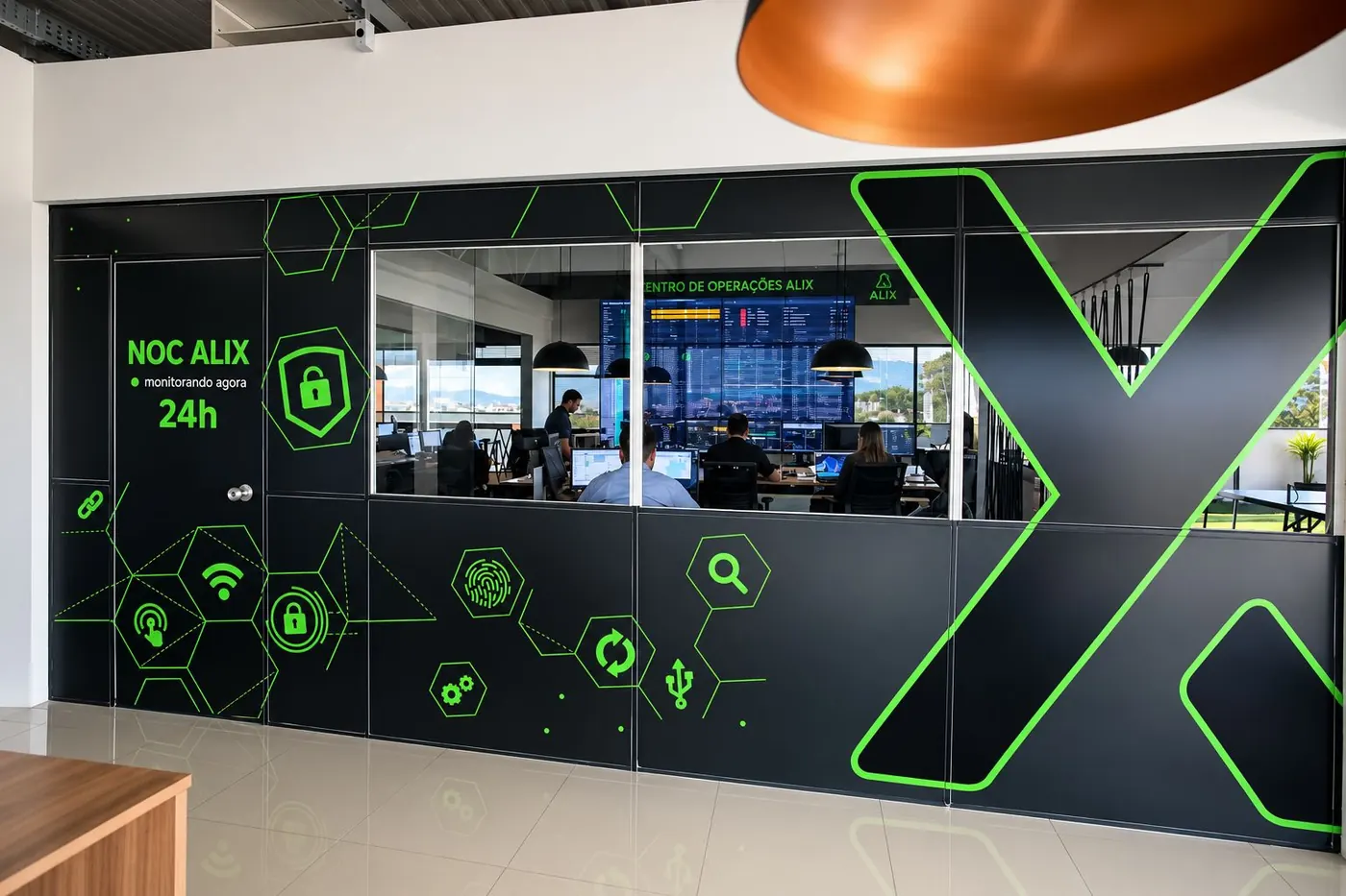 NOC ALIX: parede de monitoramento 24h, com o Centro de Operações ao fundo